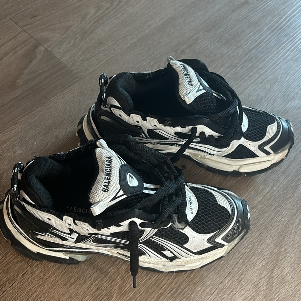 MEN'S RUNNER SNEAKER BALENCIAGA WHITE AND BLACK SIZE 6 - Picture 3 of 3